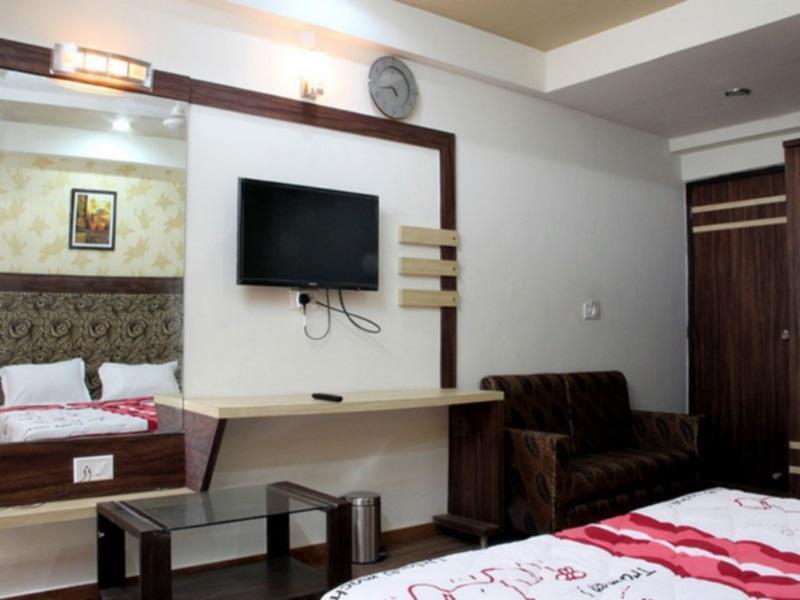 Hotel Avion Inn Ahmedabad Esterno foto