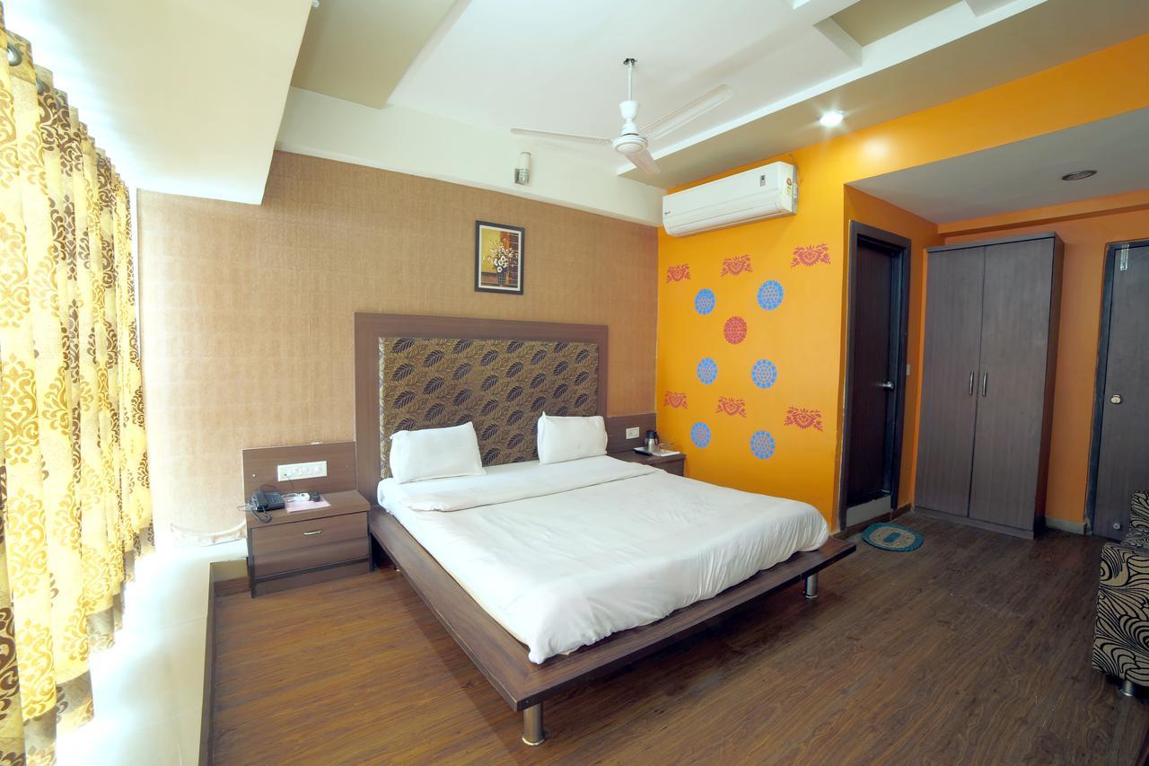 Hotel Avion Inn Ahmedabad Esterno foto