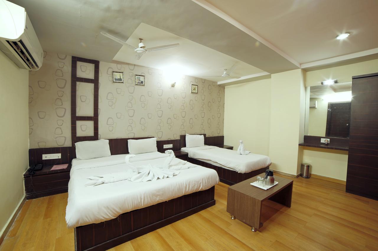 Hotel Avion Inn Ahmedabad Esterno foto